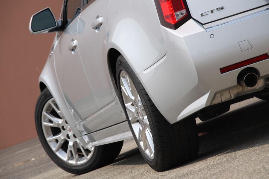  Cadillac CTS Sport Wagon 2010 года  (фото 41 из 53)